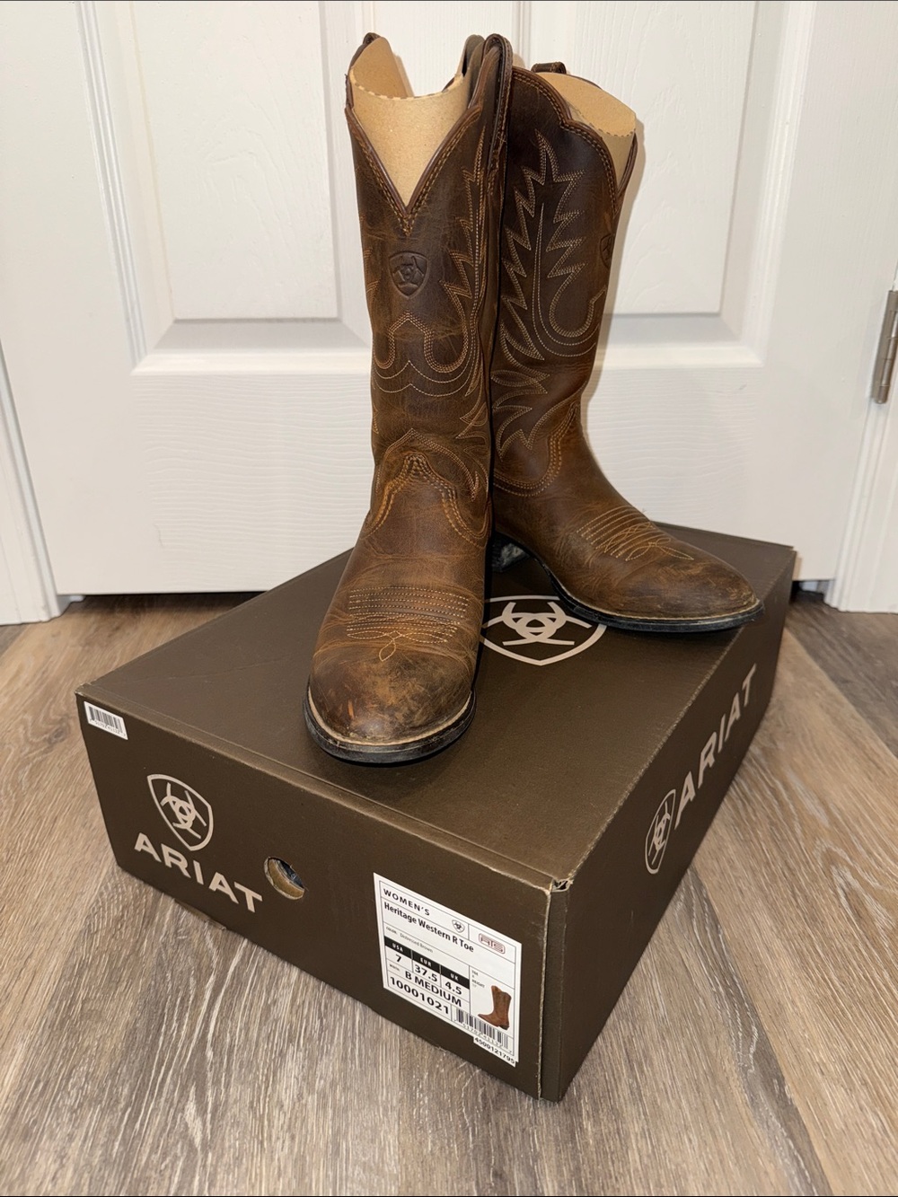 Ariat Distressed Brown Leather Western Riding Boots woman’s size 7 B Medium